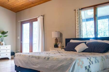 Cozy 2 Bedroom Cabin Nestled In Wooded Hideaway Monterey 외부 사진