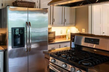 Cozy 2 Bedroom Cabin Nestled In Wooded Hideaway Monterey 외부 사진