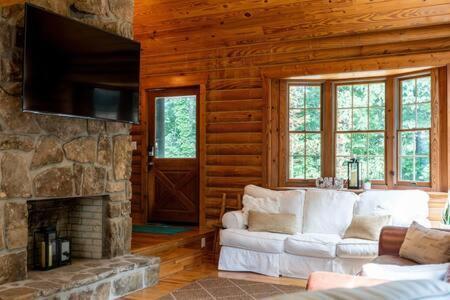 Cozy 2 Bedroom Cabin Nestled In Wooded Hideaway Monterey 외부 사진