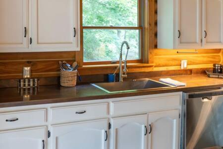 Cozy 2 Bedroom Cabin Nestled In Wooded Hideaway Monterey 외부 사진