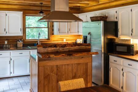 Cozy 2 Bedroom Cabin Nestled In Wooded Hideaway Monterey 외부 사진