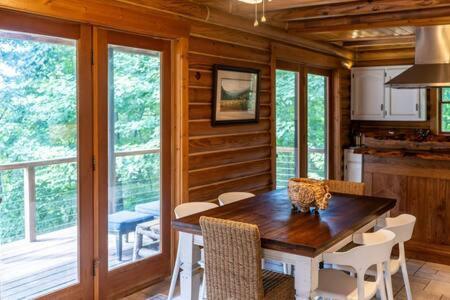 Cozy 2 Bedroom Cabin Nestled In Wooded Hideaway Monterey 외부 사진