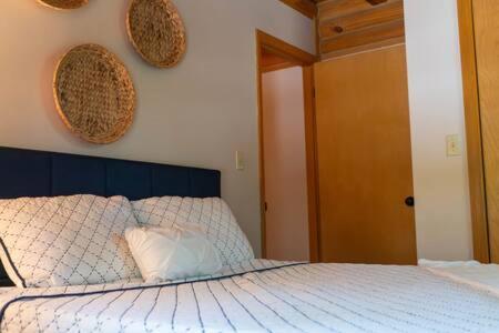Cozy 2 Bedroom Cabin Nestled In Wooded Hideaway Monterey 외부 사진