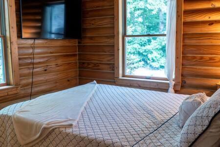 Cozy 2 Bedroom Cabin Nestled In Wooded Hideaway Monterey 외부 사진