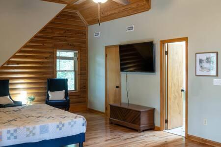 Cozy 2 Bedroom Cabin Nestled In Wooded Hideaway Monterey 외부 사진