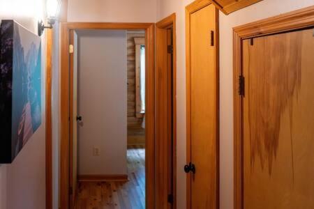 Cozy 2 Bedroom Cabin Nestled In Wooded Hideaway Monterey 외부 사진